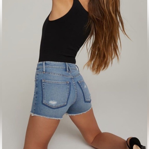 Good American Shadow Pocket high rise Cutoff Jean Shorts Size 10/30 - Picture 1 of 7